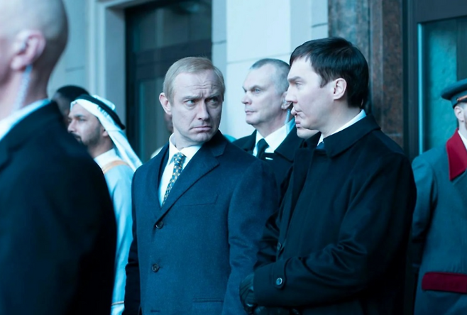 영화 ‘크렘린의 마법사’의 한 장면. 왼쪽은 블라디미르 푸틴을 연기한 배우 주드 로, 오른쪽은 푸틴을 ‘현대의 차르’로 연출한 바딤 바라노프를 연기한 폴 다노. [베네치아영화제]
