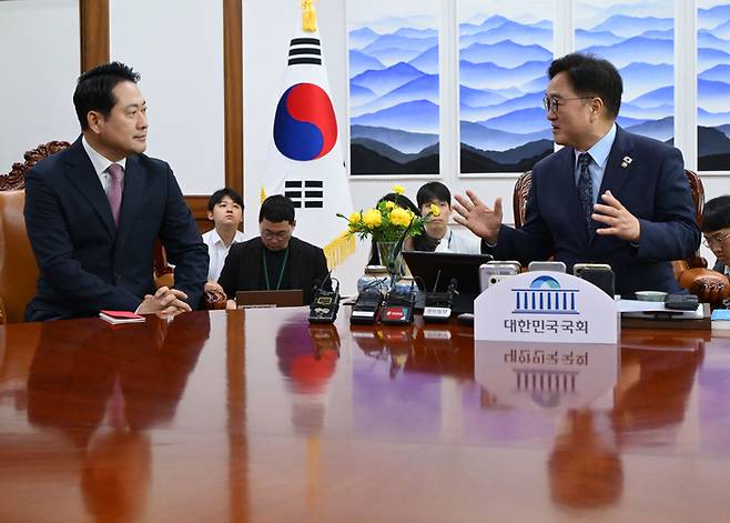 우원식 국회의장이 2일 서울 여의도 국회에서 장동혁 국민의힘 대표의 예방을 받고 모두발언을 하고 있다. [사진 출처 = 공동취재단, 연합뉴스]