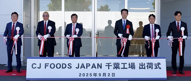 2일 일본 지바현 기사라즈시에 만두 공장을 준공한 CJ제일제당이 기념 테이프 커팅을 하고 있다. 왼쪽부터 오재석 CJ제일제당 식품COO, 그레고리 옙 CJ제일제당 식품사업부문 대표, 강신호 CJ제일제당 부회장, 구마가이 도시히토 지바현 지사, 김병규 CJ푸즈 재팬 법인장, 이철성 CJ제일제당 치바 공장장 [CJ제일제당]
