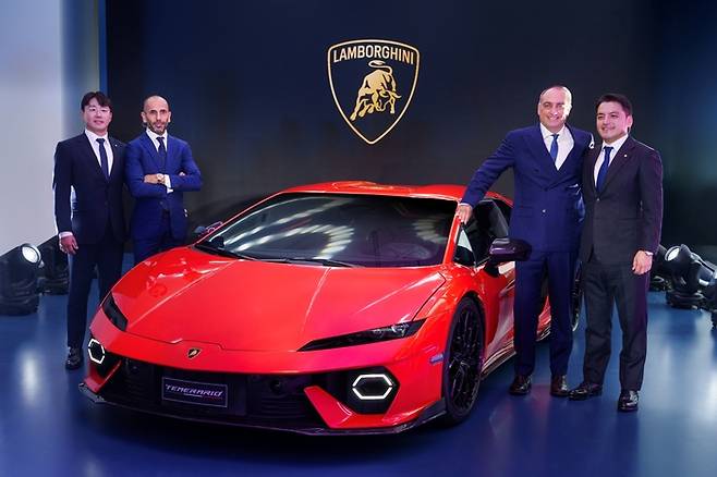 이탈리아 슈퍼카 ‘람보르기니’ 부산 전시장 개관식이 열린 1일 해운대 전시장에서 강민구(왼쪽부터) 이탈리아 오토모빌리 세일즈 본부장, 프란체스코 스카르다오니 아시아·태평양 지역 디렉터, 페데리코 포스키니 오토모빌리 람보르기니 마케팅·세일즈 총괄 책임자, 권혁민 이탈리아 오토모빌리 대표가 공개한 ‘테메라리오’ 옆에서 기념사진을 찍고 있다.  [오토모빌리 람보르기니]