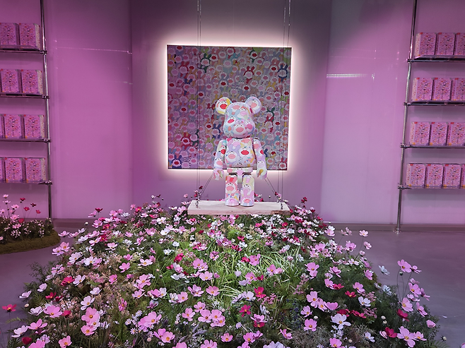 3층에는 일본의 ‘키메코미’ 기법을 현대적으로 재해석한 아티스트 켄 야시키의 베어브릭 작품이 전시됐다. [김혜진 기자]