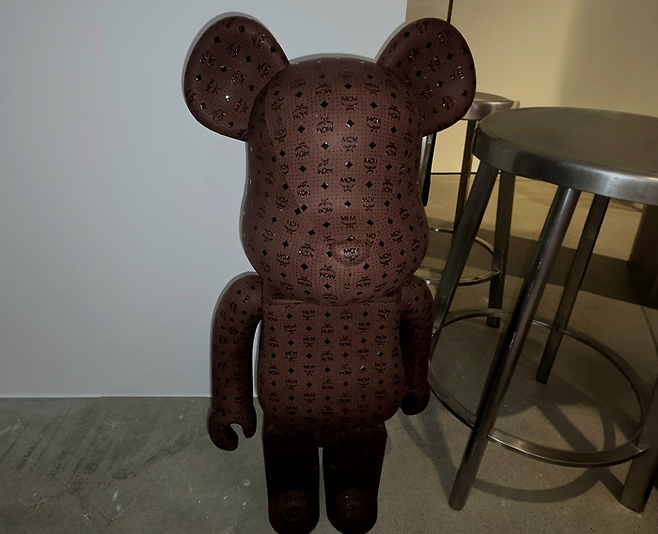 5층에서는 일본 전통 가죽 공예 브랜드 인덴야의 작품을 만날 수 있다.  MCM의 시그니처 ‘비세토스 모노그램’을 고슈 인덴 기법으로 만든 가방과 베어브릭을 통해 재해석했다. [김혜진 기자]