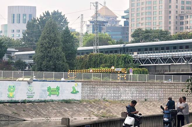 2일 중국 베이징역 인근에 김정은 북한 국무위원장이 탑승한 것으로 추정되는 전용 열차가 지나가고 있다. 전날 평양에서 출발한 김 위원장은 이날 새벽 국경을 통과한 것으로 알려졌다. 2025.9.2 [사진=연합뉴스]