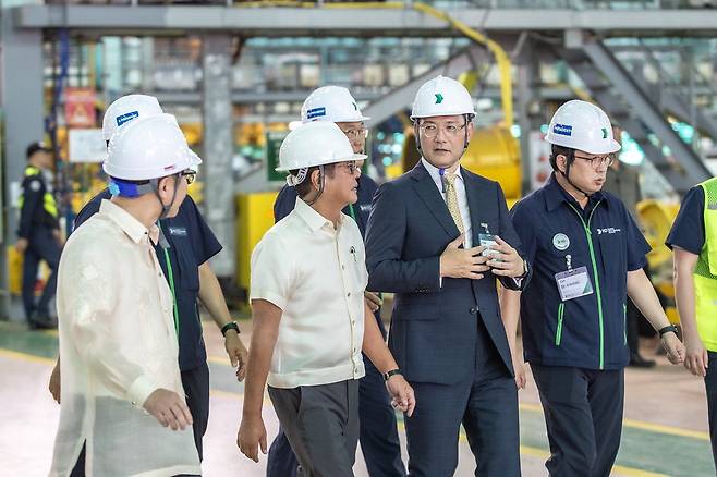 페르디난드 마르코스 주니어 필리핀 대통령(왼쪽 둘째)과 김성준 HD한국조선해양 대표(왼쪽 셋째)가 HD현대필리핀조선소를 둘러보며 환담을 나누고 있다.  필리핀 대통령실