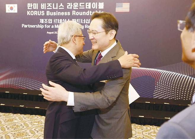 이재용 삼성전자 회장과 젠슨 황 엔비디아 CEO의 포옹 장면은 반도체 업계서 화색이 돌 만한 명장면이었다. 그러나 비즈니스 라운드 테이블에서 반도체 관련 추가 MOU는 따로 나오지 않았다. (매경DB)