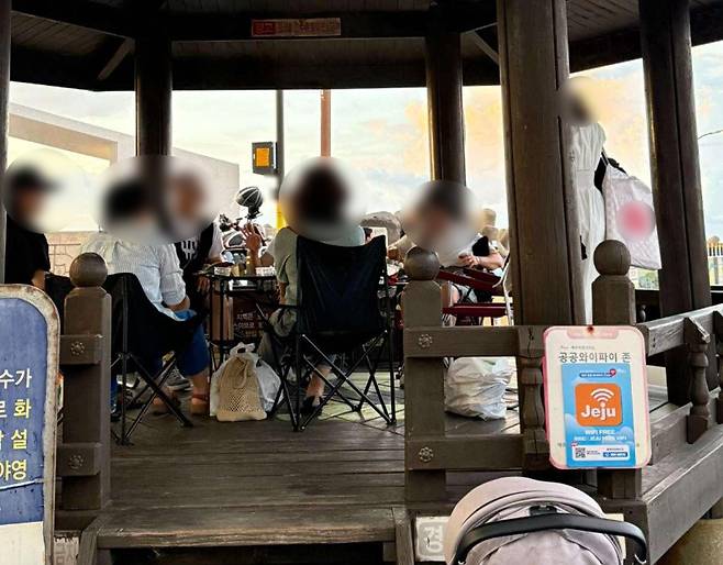 제주 현사포구 정자에 캠핑 테이블과 의자를 펼쳐 독차지한 관광객들 모습. /사진=온라인 커뮤니티