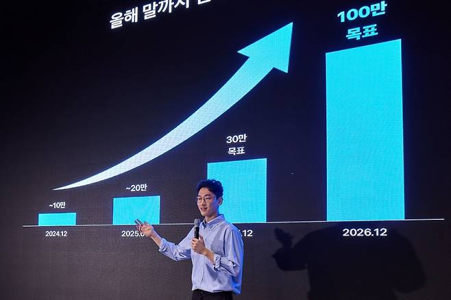 오규인 토스 부사장이 2일 서울 강남구 에스제이쿤스트할레에서 ‘토스 페이스페이’ 정식 출시를 선언하며 발표를 진행하고 있다./사진제공=토스