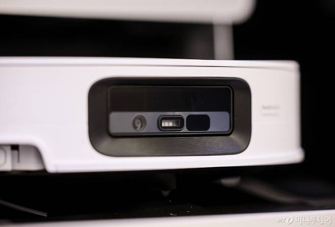 중국의 저비용·고성능 인공지능(AI) 모델 딥시크의 개인정보 유출을 계기로 ‘사생활 보안’에 대한 우려가 높아지고 있다. 서울시내 한 가전매장에 진열된 중국산 로봇청소기의 카메라. /사진=뉴시스 /사진=정병혁