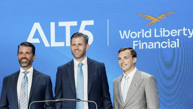 8월13일(현지시간) 도널드 트럼프 미국 대통령의 아들 에릭 트럼프(가운데)와 도널드 트럼프 주니어(왼쪽),  월드리버티파이낸셜(WLF) CEO 잭 윗코프와 함께 ALT5-시그마의 나스닥 상장 행사에 참석하고 있다. /로이터=뉴스1