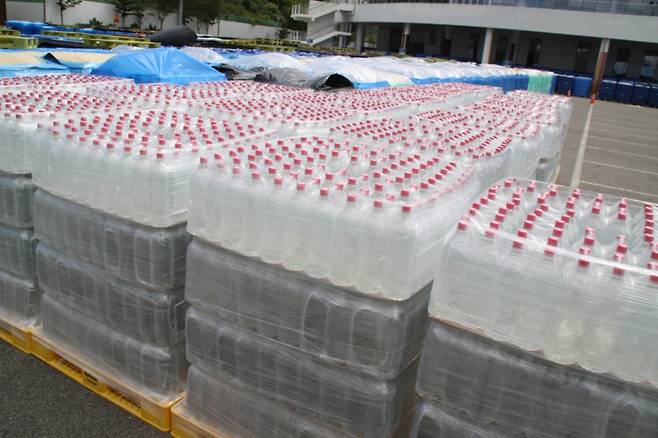 극한 가뭄으로 '재난 사태'가 선포된 강원 강릉에 생수 지원이 이어지고 있다. 1일 강릉아레나에 생수가 쌓여 있는 모습./사진=뉴시스