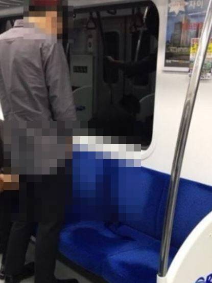 2021년 경의·중앙선 문산행 전동차 내에서 취한 상태 한 남성이 좌석을 향해 소변을 보고 있다. /사진=온라인 커뮤니티