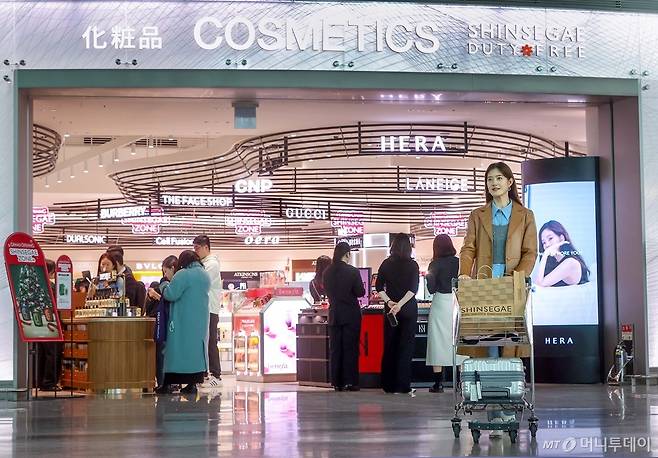 (서울=뉴스1) = 신세계면세점이 인천공항 제2터미널점에 뷰티 및 주류 테마존을 포함한 신규 매장을 추가 오픈하며, 체험형 쇼핑공간 ‘신세계 존(zone)’을 완성했다고 26일 밝혔다. ? 지난 25일 추가 오픈한 매장은 메이크업·향수 특화 공간과 주류·담배·식품 공간으로, 각각 서편과 동편에 위치해 있다. 총 240여개의 브랜드가 입점한 ‘신세계존’은 총 2,880㎡(약?871평) 규모의 원스톱 쇼핑공간으로 완성됐다. (신세계면세점 제공) 2024.11.26/뉴스1  Copyright (C) 뉴스1. All rights reserved. 무단 전재 및 재배포,  AI학습 이용 금지. /사진=(서울=뉴스1)