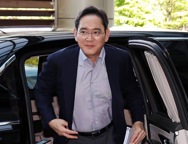 이재용 삼성전자 회장이 8월24일 오후 서울 강서구 김포비즈니스항공센터에서 한미 정상회담 경제사절단 동행을 위해 미국으로 출국하고 있다. / 사진=뉴스1 구윤성 기자 /사진=(서울=뉴스1) 구윤성 기자