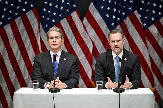 스콧 베선트(왼쪽( 미국 재무부 장관과 제이미슨 그리어 미국무역대표(USTR) 로이터 연합뉴스