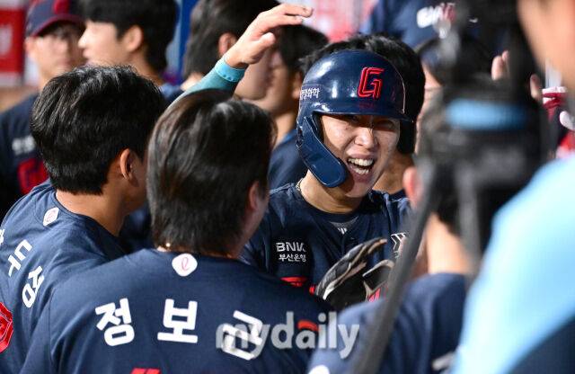 2025년 7월 23일 오후 서울 고척스카이돔에서 열린 '2025 신한 SOL뱅크 KBO 리그' 롯데 자이언츠와 키움 히어로즈의 경기. 롯데 2루 주자 박승욱이 5회초 2사 1.2루서 고승민의 1타점 적시타 때 홈을 밟고 동료들의 축하를 받고 있다./마이데일리