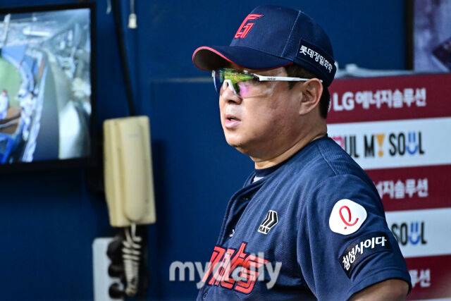 19일 서울 잠실야구장에서 열린 '2025 신한 SOL BANK KBO리그' 롯데 자이언츠와 LG 트윈스 경기. 롯데 김태형 감독이 경기를 지켜보고 있다./마이데일리
