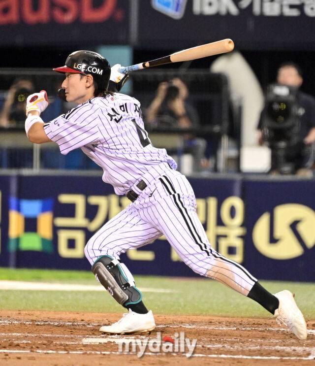 2025년 9월 2일 오후 서울 잠실구장에서 열린 '2025 신한 SOL뱅크 KBO 리그' 롯데 자이언츠와 LG 트윈스의 경기. LG 신민재가 3회말 1사 2루서 1타점 2루타를 치고 있다./잠실 = 유진형 기자