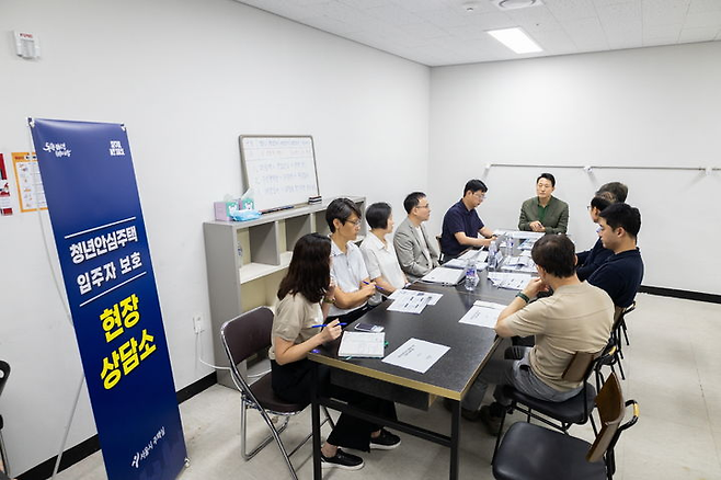 오세훈 서울시장이 지난달 24일 오전 잠실센트럴파크에 마련된 ‘청년안심주택 입주자 보호 주말 현장상담소’를 방문해 최근 발생한 청년안심주택 강제경매 등의 사태를 점검하고, 상담소 운영상황을 확인하고 있다. [서울시]