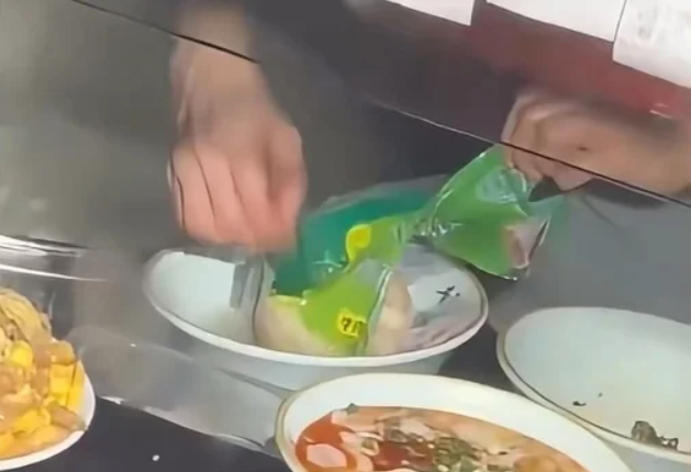 중국 광저우 한 식당 직원이 냉동 물만두가 담긴 봉지를 끓는 물에 담가 조리한 뒤 봉지를 뜯어어 손님에게 낼 그릇에 담고 있다. [더우인 갈무리]