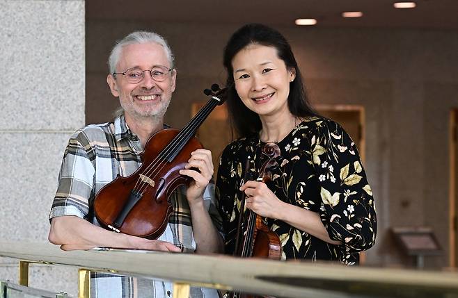 바로크 바이올린 듀오 ‘페르낭데즈 비올론스’의  프랑수와 페르낭데즈와 김윤경 부부. 이상섭 기자