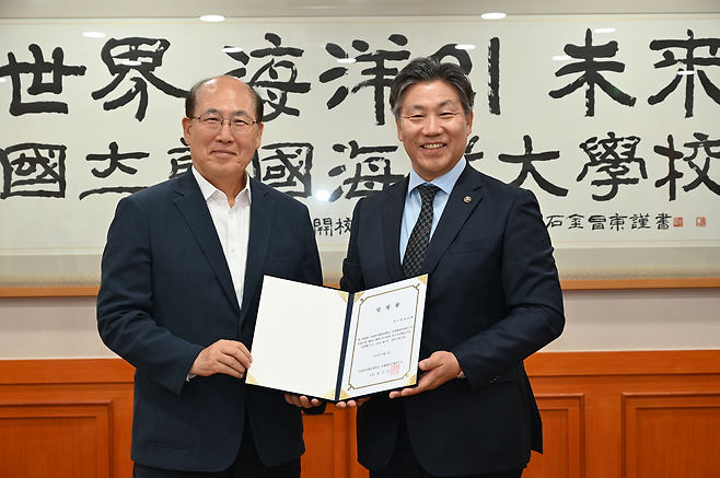 류동근 국립한국해양대학교 총장이 신임 임기택 석좌교수에 임명장을 전달하고 기념 촬영을 하고 있다. [국립한국해양대학교 제공]
