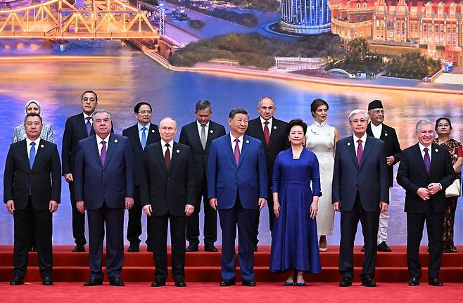 시진핑 중국 국가주석이 지난달 31일 중국 톈진에서 열린 상하이협력기구(SCO) 정상회의에 참석한 정상들과 기념촬영을 하고 있다. [EPA]