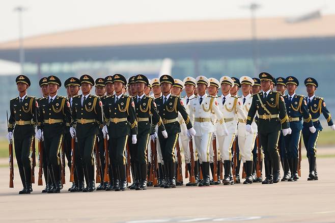 중국군이 2일 베이징 국제공항에 해외 정상이 도착하자 환영 행사를 위해 이동하고 있다. [EPA]