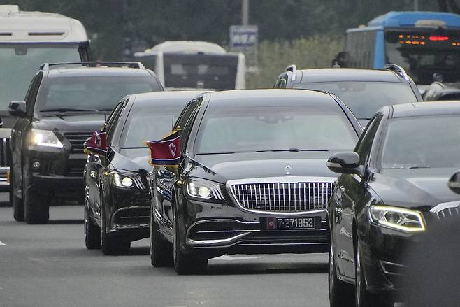 김정은 북한 국무위원장이 중국 전승절 열병식 참석차 중국 베이징에 도착한 것으로 알려진 가운데 2일 인공기를 단 차량 행렬이 베이징 시내를 지나고 있다. [연합]