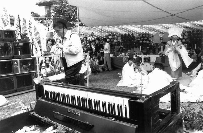 갤러리현대 마당에서 백남준의 요셉 보이스 추모 굿 '늑대의 걸음으로 서울에서 부다페스트' 퍼포먼스 당시 사진, 1990년 7월 20일, 서울 *재판매 및 DB 금지