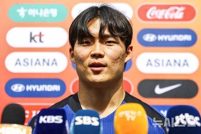 [파주=뉴시스] 황준선 기자 = 대한민국 축구 국가대표팀 오현규가 8일 오후 경기 파주시 국가대표트레이닝센터(NFC)에서 훈련에 앞서 취재진 질문에 답하고 있다. 대한민국 축구 국가대표팀은 오는 10일 서울월드컵경기장에서 쿠웨이트와 2026 국제축구연맹(FIFA) 북중미 월드컵 아시아 지역 3차 예선 B조 최종 10차전을 치른다. 2025.06.08. hwang@newsis.com