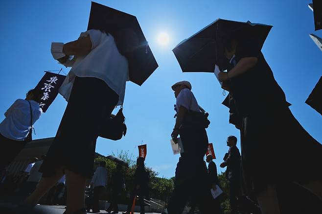 [도쿄=AP/뉴시스] 지난 15일 패전 80년을 맞아 도쿄 일본무도관에서 열린 '전국 전몰자 추도식'에 참석하기 위해 줄 선 참석자들 모습. 2025.09.02.