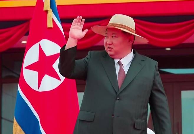 [서울=뉴시스] 김정은 북한 국무위원장이 지난 30일 함경남도 낙원군에 세워진 대규모 바다 양식기지인 낙원군바닷가양식사업소 준공식에 참석했다고 조선중앙TV가 31일 보도했다. (사진=조선중앙TV 캡쳐) 2025.08.31. photo@newsis.com *재판매 및 DB 금지