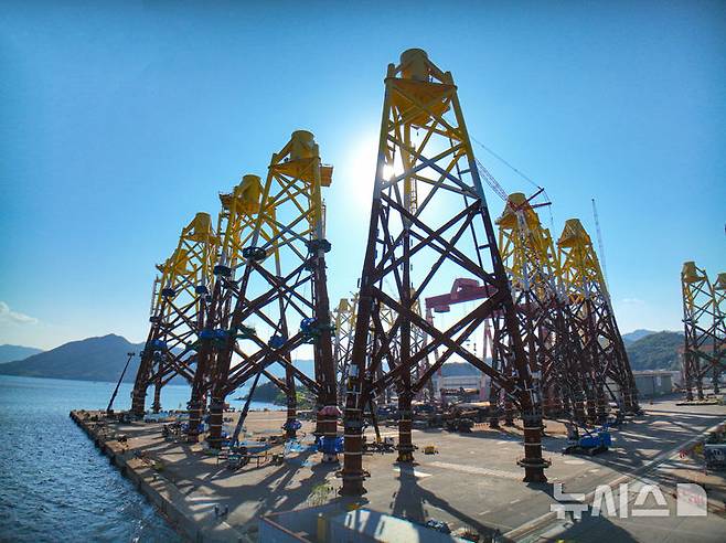 [고성(경남)=뉴시스] 신정철 기자= SK오션플랜트가 25일, 공시를 통해 대만 Century Wind Power사와 2832억 원  규모의 해상풍력 프로젝트 하부구조물 공급 계약을 체결했다고 밝혔다.사진은 SK오션플랜트가 제작한 세계 최대 규모 해상풍력 하부구조물 모습. 대만 하이롱(Hai-Long) 프로젝트에 공급된 이 구조물은 현재까지 대만 해상풍력단지에 설치된 하부구조물 가운데 역대 최대 규모를 자랑한다.(사진=뉴시스DB).2025.08.25. sin@newsis.com