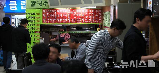 [서울=뉴시스] 김금보 기자 = 15일 점심시간 직장인들이 서울 시내 한 식당가를 이용하고 있다. 2025.05.15. kgb@newsis.com