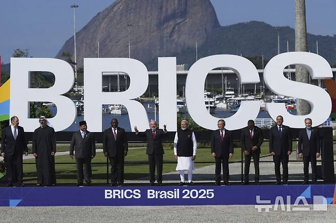 [리우데자네이루=AP/뉴시스] 신흥경제국 협의체인 브릭스(BRICS)가 도널드 트럼프 미국 대통령의 무역 정책을 논의하기 위해 오는 8일 화상 정상회의를 개최한다. 사진은 지난 7월 6일 브라질 리우데자네이루에서 열린 제17차 브릭스(BRICS) 정상회의에 참석한 각국 정상들이 기념촬영을 하는 모습. 2025.09.02.