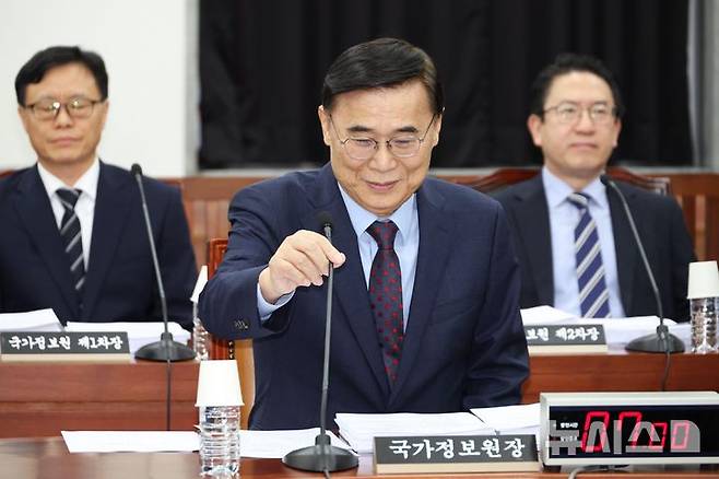 [서울=뉴시스] 고승민 기자 = 이종석 국가정보원장이 2일 서울 여의도 국회 정보위 전체회의에 출석해 마이크를 조정하고 있다. (공동취재) 2025.09.02. photo@newsis.com