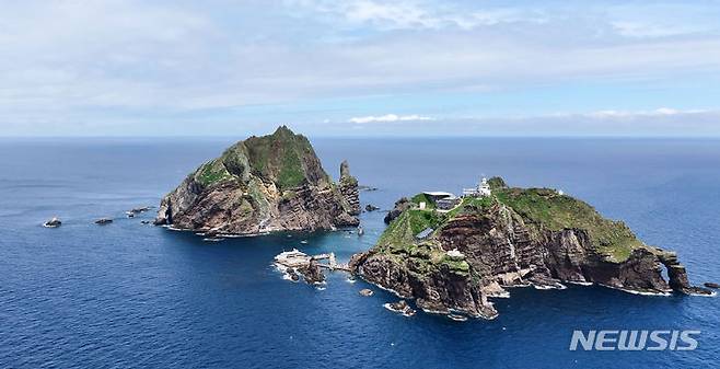 [독도=뉴시스] 김선웅 기자 = 15일, 동해 상공에서 바라본 독도 서·동도의 모습. 2024.07.15. mangusta@newsis.com