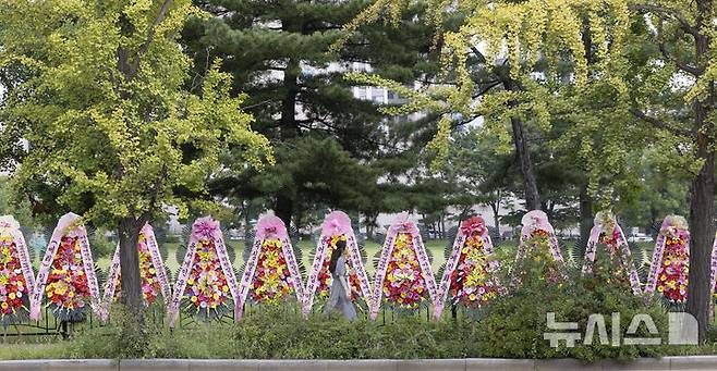 [과천=뉴시스] 김근수 기자 = 2일 경기 과천시 정부과천청사 인근에 이진숙 방송통신위원장 응원 화환이 놓여 있다. 2025.09.02. ks@newsis.com