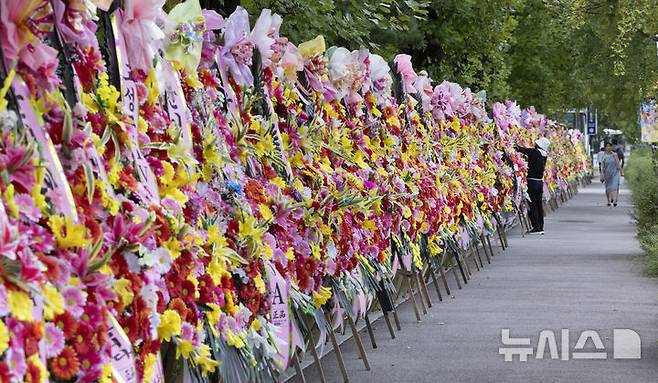 [과천=뉴시스] 김근수 기자 = 2일 경기 과천시 정부과천청사 인근에 이진숙 방송통신위원장 응원 화환이 놓여 있다. 2025.09.02. ks@newsis.com