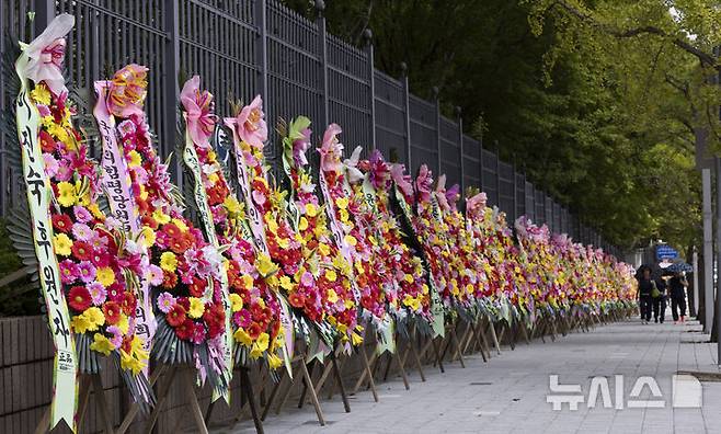 [과천=뉴시스] 김근수 기자 = 2일 경기 과천시 정부과천청사 인근에 이진숙 방송통신위원장 응원 화환이 놓여 있다. 2025.09.02. ks@newsis.com