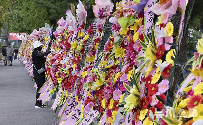 [과천=뉴시스] 김근수 기자 = 2일 경기 과천시 정부과천청사 인근에 이진숙 방송통신위원장 응원 화환이 놓여 있다. 2025.09.02. ks@newsis.com