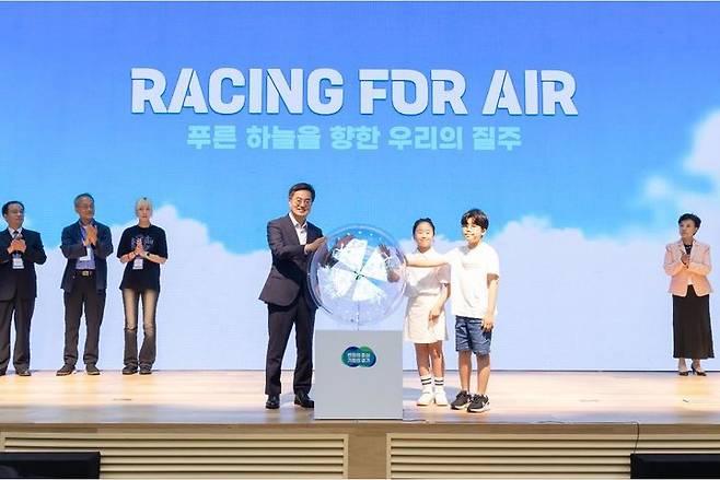 [수원=뉴시스] 2일 오후 경기융합타운에서 열린 2025 청정대기 국제포럼에서 김동연 경기도지사 미래세대(어린이)와 지구본 세리머니를 하고 있다.(사진=경기도 제공) *재판매 및 DB 금지