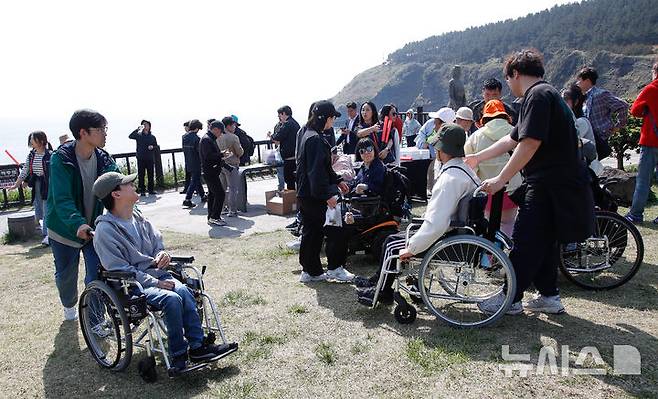 [서귀포=뉴시스] 우장호 기자 = 제주관광공사와 제주도는 관광 약자들의 여행 접근성을 높이고, 무장애 관광의 가치 확산을 위해 지난 7일부터 5월6일까지 한 달간 제주 도내 일원에서 '모두를 위한 제주, 열린 관광 페스타'를 개최 중이다. 열린 관광 페스타는 장애인, 고령자, 임산부, 영유아 동반 가족 등 관광 약자들이 보다 자유롭고 편안하게 제주를 여행할 수 있도록 기획됐다. 사진은 11일 오전 제주 서귀포시 대정읍 송악산 제주올레 10코스 구간에서 페스타의 대표 프로그램인 제주 무장애 올레길 걷기 행사가 열리고 있는 모습. 2025.04.11. woo1223@newsis.com