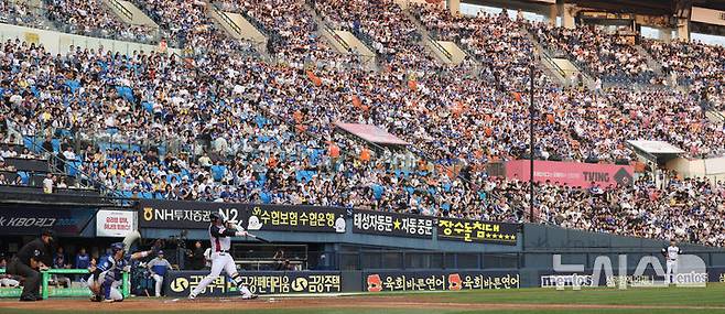 [서울=뉴시스] 추상철 기자 = 30일 오후 서울 송파구 잠실야구장에서 열린 2025 KBO리그 삼성라이온즈와 LG트윈스의 경기, 야구팬이 좌석을 가득 메우고 있다.  2025.05.30. scchoo@newsis.com