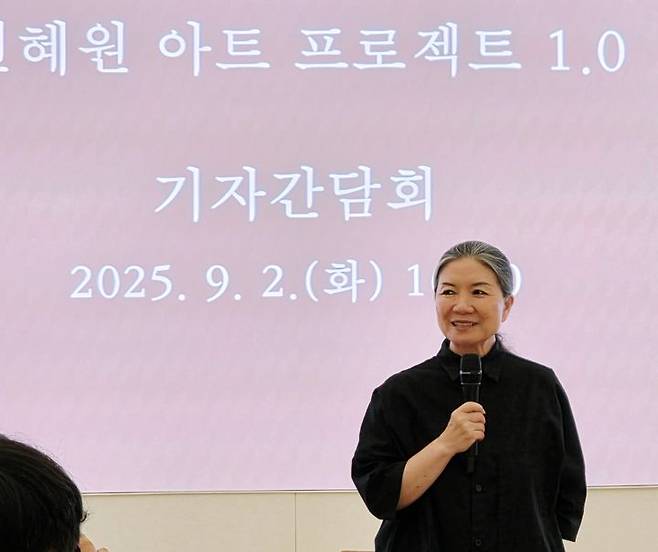 [사진=박현주 미술전문기자] 김수자 작가가 선혜원에서 작품 설명을 하고 있다. 2025.09.02. hyun@newsis.com *재판매 및 DB 금지