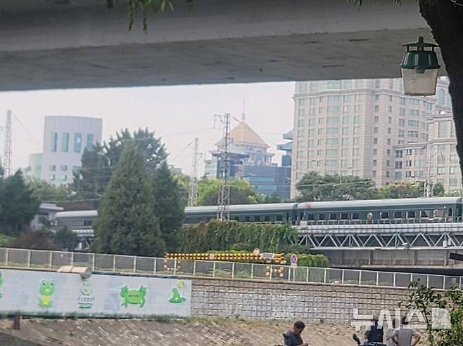 [베이징=뉴시스] 박정규 특파원 = 2일 오후 베이징역 인근 철로에 김정은 북한 국무위원장이 탑승한 것으로 보이는 열차가 베이징역에 들어서고 있다. 2025.09.02  pjk76@newsis.com