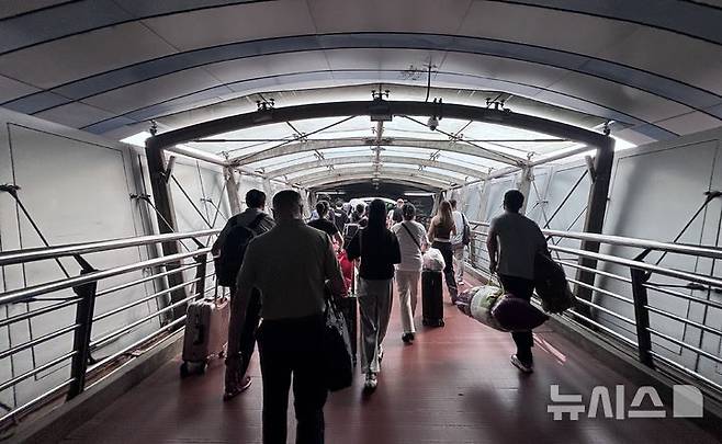 [베이징=뉴시스] 박정규 특파원 = 2일 오후 김정은 북한 국무위원장이 도착하기에 앞서 베이징역 내 승객 이동 통로에 육안으로 열차를 볼 수 없도록 한 가림막이 설치돼있다. 2025.09.02 pjk76@newsis.com