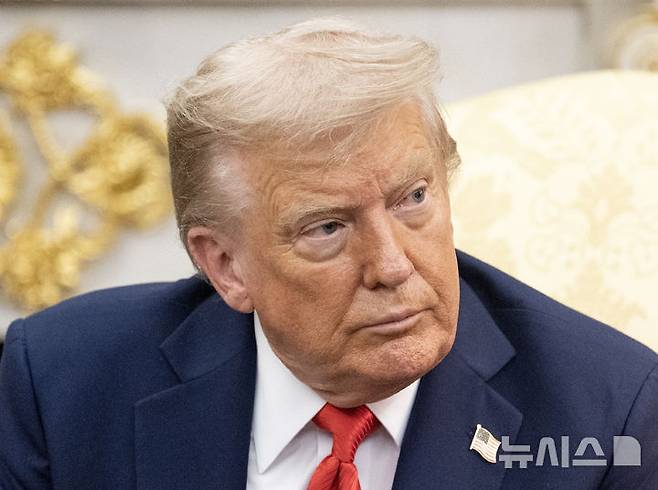 [워싱턴=뉴시스] 고범준 기자 = 도널드 트럼프 미국 대통령이 8월 25일(현지 시간) 미국 워싱턴DC 백악관에서 이재명 대통령과 한미 정상회담을 하고 있다. 2025.08.26. bjko@newsis.com