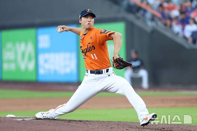 [대전=뉴시스] 권창회 기자 = 26일 오후 대전 중구 대전한화생명볼파크에서 열린 2025 신한 쏠뱅크 KBO리그 한화 이글스와 SSG랜더스의 경기, 2회 초 한화 엄상백이 등판해 역투하고 있다. 2025.07.26. kch0523@newsis.com