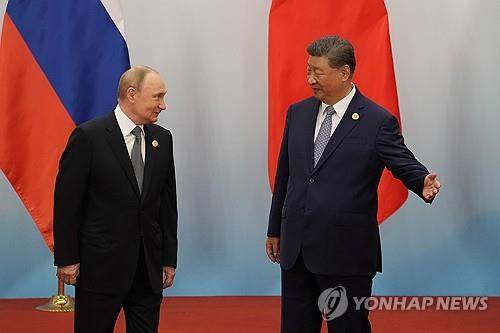 톈진 SCO 정상회의장에서 푸틴과 인사하는 시진핑 [EPA=연합뉴스 자료사진 제공]